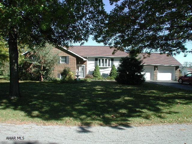 Lovely spacious family home on quiet cul de sac. Wonderful Hickory Kitchen with Quartz counters GE Profile Appliances. Crown Mold, Plaster walls, Chair rail in DR, Beadboard walls in FR, Trex decking on rear 40 year Architectural shingles, grill hooked to Nat. gas. Wet Bar in FR, new Hot water tank 85% Efficiency, Central Vac. Water filter, keyless entry on garage. New garage doors. Oak trim throughout. Peach & Apple trees, Shed. Entry from garage into house lower level.Owner willing to negotiate - Highly motivated Seller!! Price Reduced - Bring Offers!