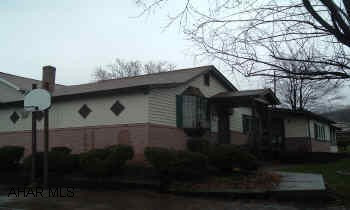 Really cute 1 story, great room, master bedroom suit, Florida room, great location.