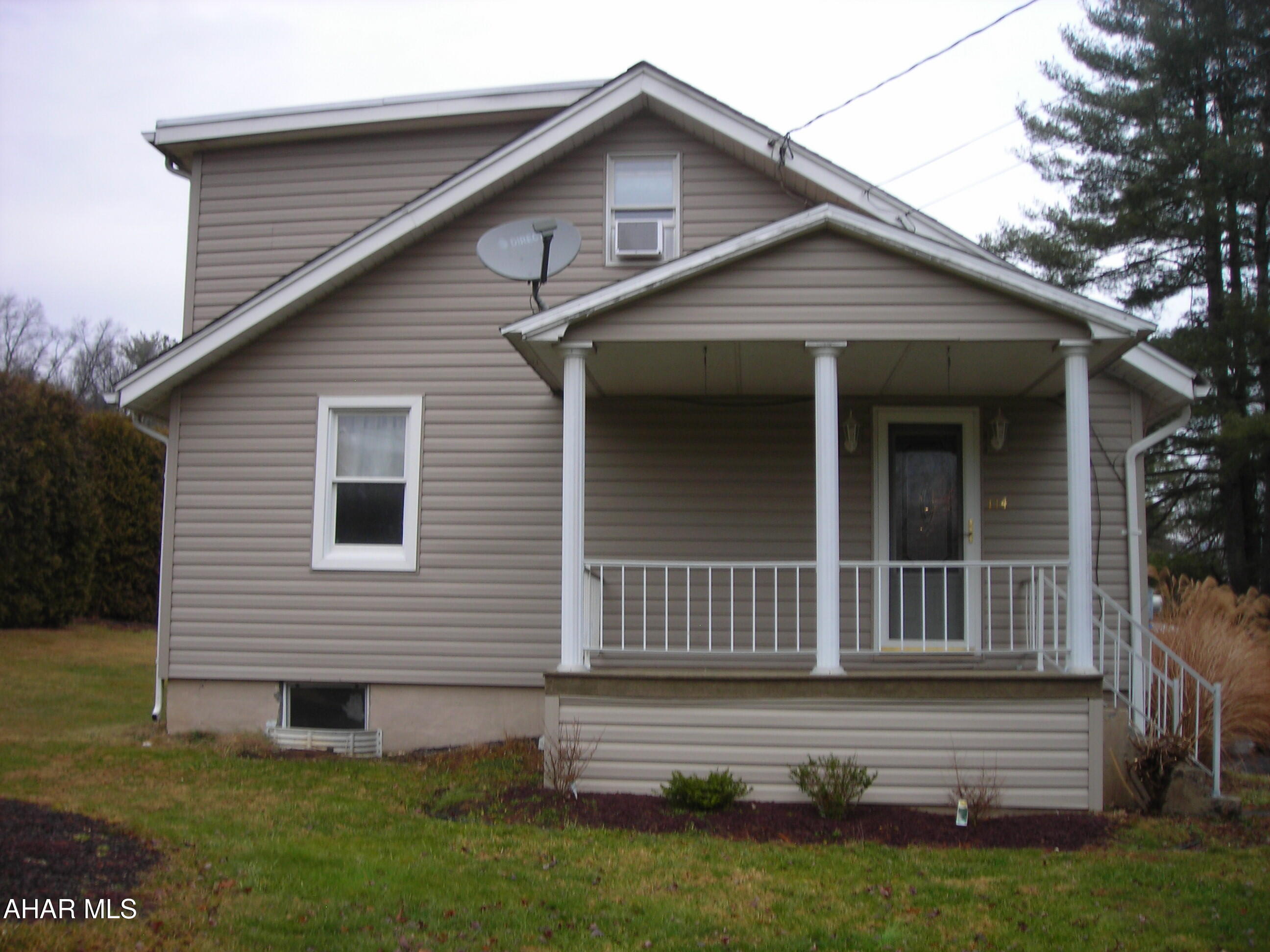 Nice 1.5 story on large lot - 130x185 (.55 acre). 3 Bedrooms, Bonus room, nice bath with walk-in shower (updated), 1.5 car garage.