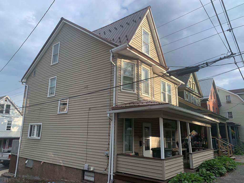 Approved Student Rental less than 10 minutes from PSU Altoona. New roof, 4 bedrooms and off street parking.