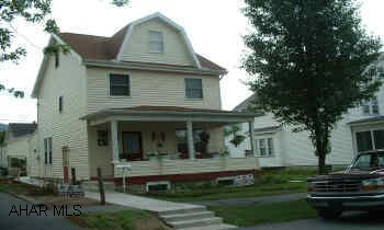 Large maple eat-in kitchen w/ 1st floor laundry and bath, sky lights - fin. attic.  Excellent condition double lot. Gas $90/month. Large maple eat-in kitchen w/ 1st floor laundry and bath, sky lights - fin. attic.  Excellent condition double lot. Gas $90/month.