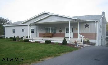 One-story frame house on the outskirts of Everett, move in condition. One-story vinyl-sided ranch home on 1.64 acres. Many amenities including propane gas fireplace in basement, kitchen in basement, outdoor sound system and large walk-in closet in Master Bedroom. Also water softnnnnner/ultra violet light, 12'x16' storage shed, close to town. Must see to appreciate!