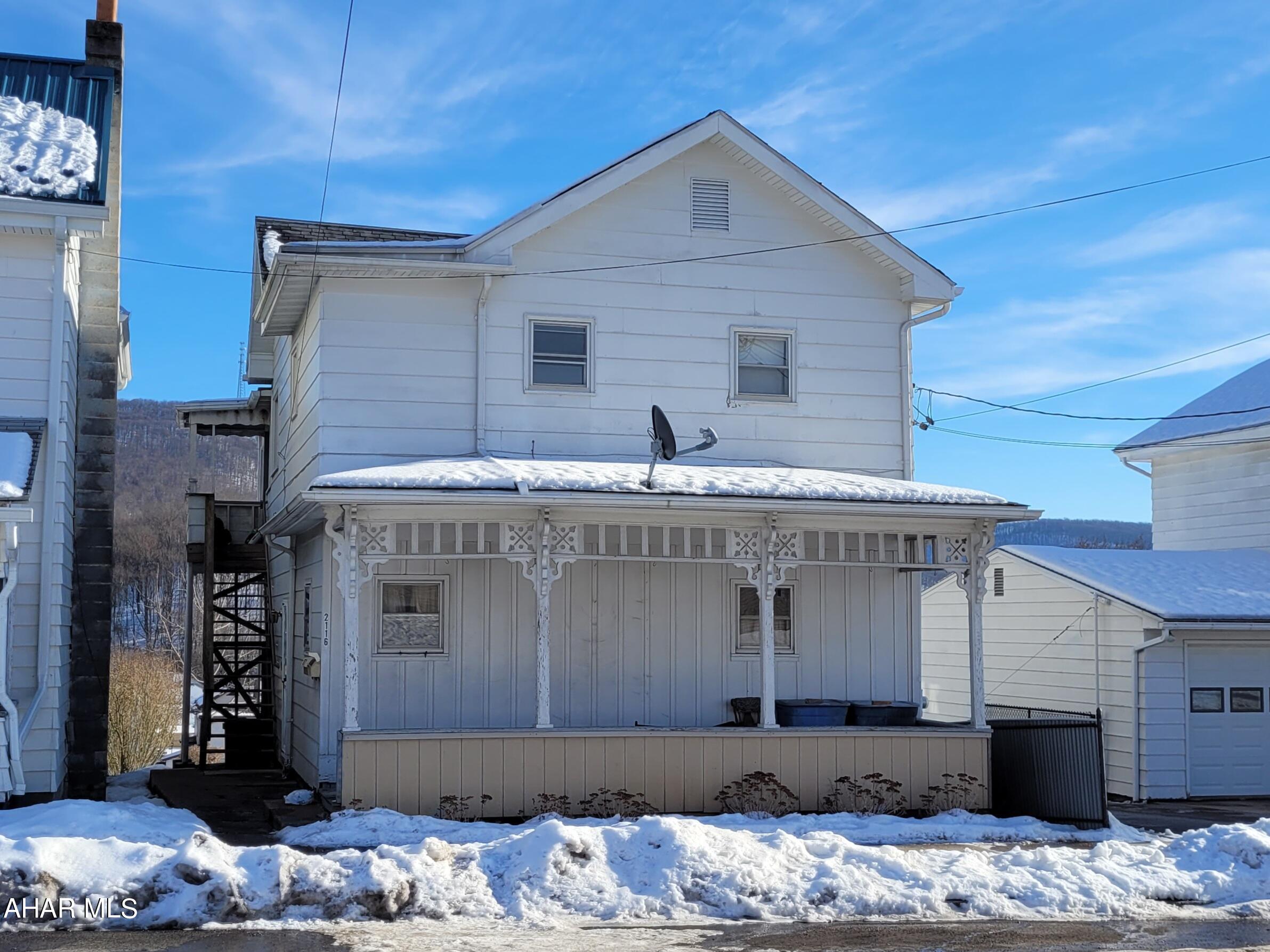 2 story duplex with separate heat and electric. Owner pays W/S for 2nd floor unit. Updated furnaces. First floor pays $350.00 plus all utilities. Second floor pays $350.00 which includes W/S.