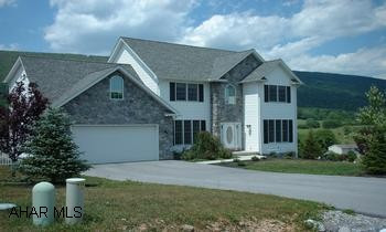 0.79 acres in Scotch Valley. Beautiful eat-in kitchen with breakfast bar, library, dining room with hardwood floors, living room with fireplace, 9 ft. ceilings, solid oak trim. 0.79 acres in Scotch Valley. Beautiful eat-in kitchen with breakfast bar, library, dining room with hardwood floors, living room with fireplace, 9 ft. ceilings, solid oak trim.