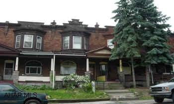 2 STORY WITH 3 BEDROOM, LR, DR, KITCHEN APPLIANCES. KNICKERBOCKER TOWNHOUSE. PRICED TO SELL. TAKE A LOOK. GREAT FIRST TIME BUYER/RENTAL.