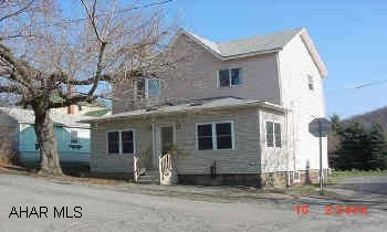 2 Story, Beautifully remodeled, Oak kitchen w/ new appliances including a convection microwave, oak trim & walls,  beautifeul gas fire place,great ceilling fans ,  3/4 bath on first floor w/ laundry and much more. 2 Story remodeled, Beautiful oak kitchen w/ ceramic tile, new appliances including convection microwave, Gas fireplace in LR, Great looking ceiling fans, oak staircase. 3/4 bath on first floor, and much more.