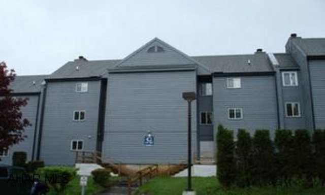 3rd Floor Condo with loft, association fee 240/month includes trash, exterior maintenance, pool and use of facilitiws. Dining area on main level, bedroom in loft.