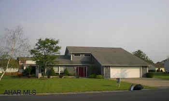 Absolutely lovely & spacious lots.  Great room w/fireplace, hardwood, tile,  Florida room...A MUST SEE!!!