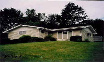Well Kept Ranche, in good location, new roof and newly painted. Owner wants first option to buy property if new buyer decides to sell.