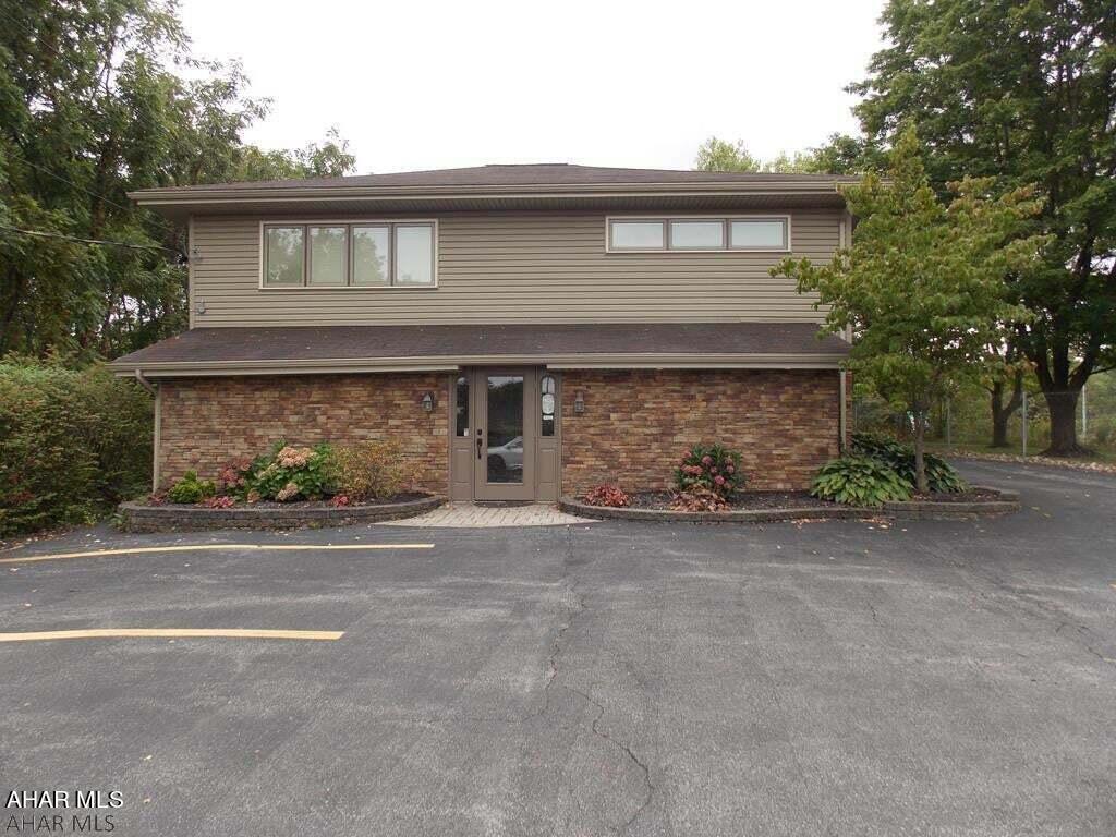 This is located in a great high visibility location for any new or existing business looking for visibility and convenience. Excellent condition with tons of space. Handicap accessible.