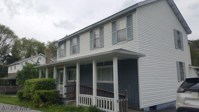 What a great house! Country living within minutes of the city. You must see this one to appreciate it. Taxes and lot size are aprx