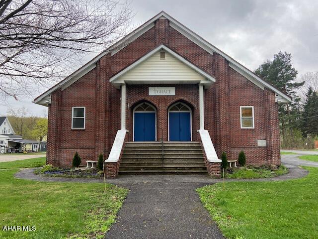 Great open span space with many possibilities on both levels. Stair lift access to main and lower levels.  Private parking lot with 30 spaces.