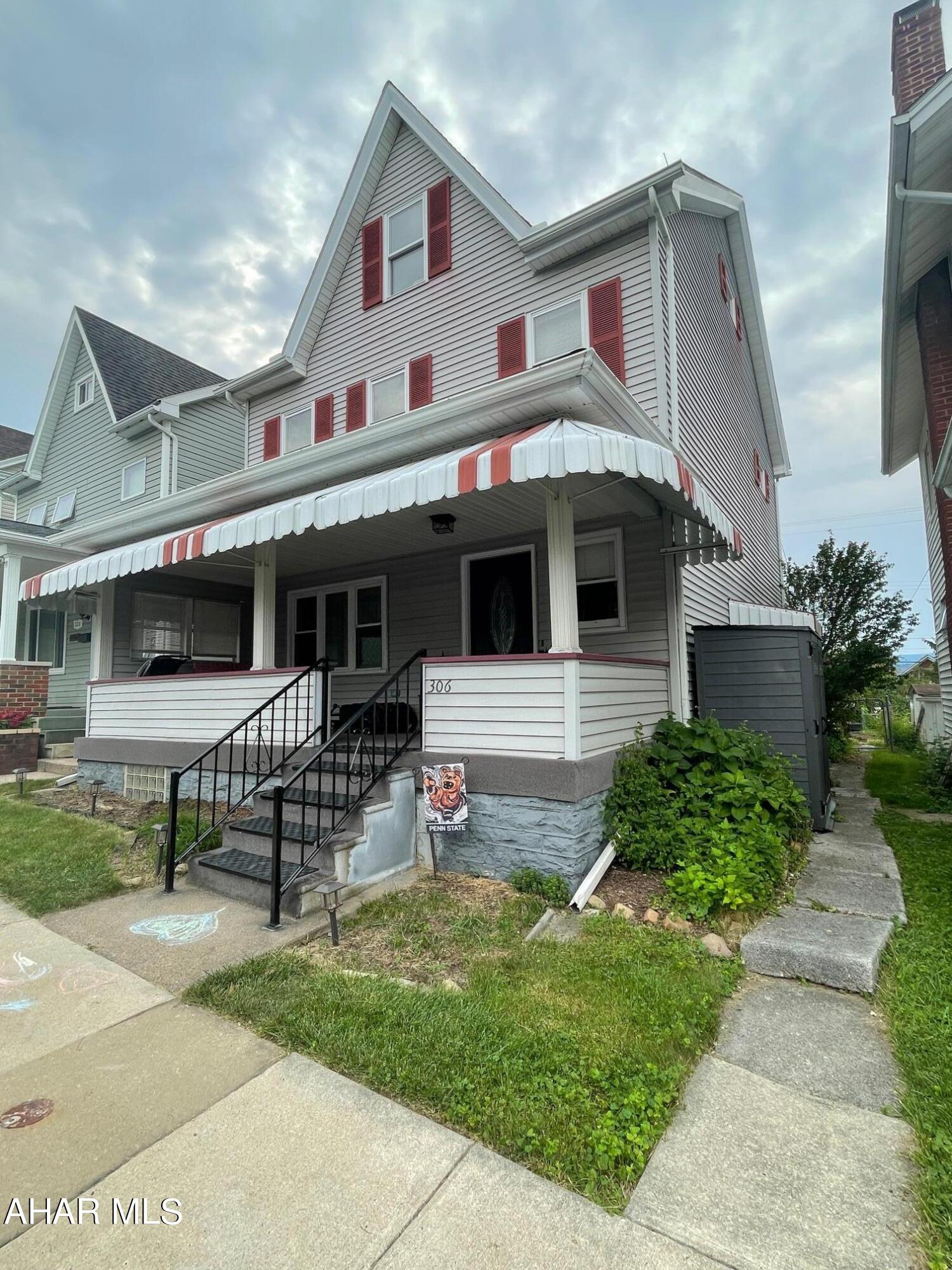 Don't miss out on this great 3 bedroom,       1 1/2 bath 2 story located near Geesey Park. Lot size 30x120. Kitchen with dining area. Formal dining room/bonus room. First floor newer half bath and laundry room. Attractive decor. More. This is a MUST SEE property!