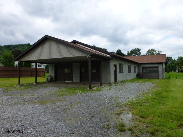 Garage/storage. 3,000 Sq. Ft building w/3 garage doors 10' ceilings. Building has 200 amp electric with oil forced air heat. If you need storage or a working auto repair this is it.