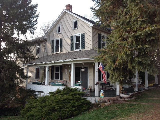 Very nice 2 story Rental farmhouse in the country with a 2 car garage. Freshly painted throughout and new carpet in the 3 bedrooms and hall on the 2nd floor.Spacious rooms with closets and laundry on the 2nd floor. Approx. 7-10 minutes from downtown Everett. Wood burner on the main floor.