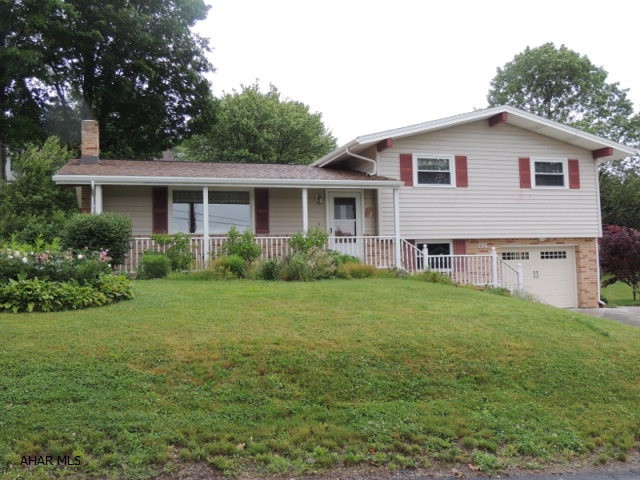Multi-4 level home on a landscaped lot in Loretto. 3 bedrooms 2 1/2 baths, Hardwood floors in DR. & LR w/ gas fireplace, hot tub, this home has so much to offer. The ultimate small town living.
