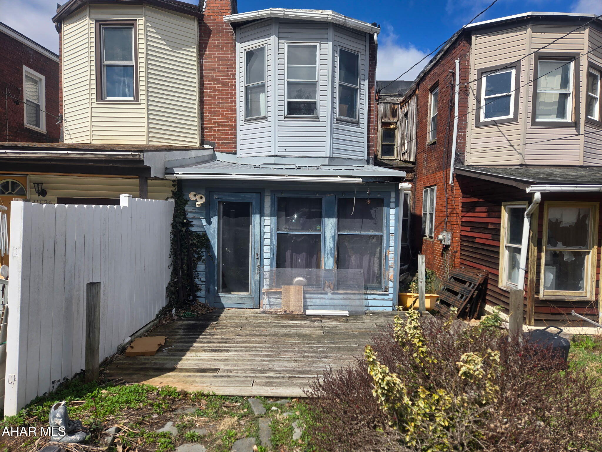 Versatile 2BR/1BA Knickerbocker Townhome - Formerly 3 Bedrooms - Great Location & Rental Potential

2-bedroom, 1-bathroom townhome in the Knickerbocker community. Originally a 3-bedroom layout, the home can easily be converted back—offering flexibility for buyers seeking additional space or rental income potential.