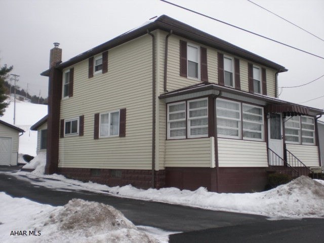 4-BR, 1.5 bath 2 story home. Vinyl sided. 1 car detached garage.
