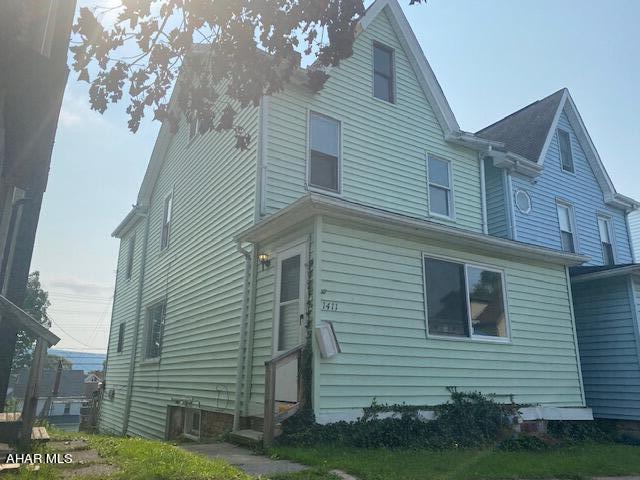 This 3 bedroom, vinyl sided home located in a nice neighborhood needs your TLC to make it your own. Nice sized rooms. Investors or first time home owners, take a look.