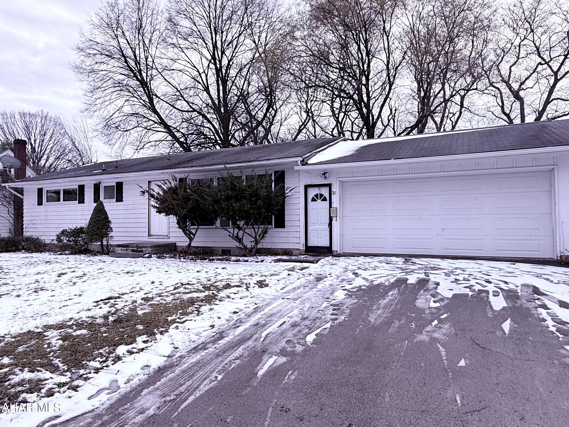 One Story home located on a dead end street....needs some TLC.  Offering 3 bedrooms, 1.5 bath, HW floors. Private  level lot...2 car attached garage....eating area in kitchen. Basement has built-ins,  kitchen area, 1/2 bath, oversized laundry room.  The 'bones' are good.
Sits between Union Ave. and Logan Blvd. Don't miss this one.