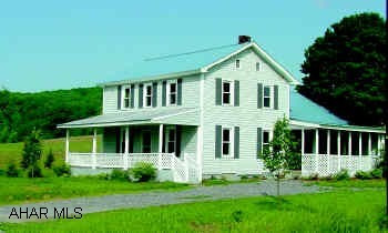 Country Farmhouse - 3 bedroom, 1 bath, on 1.42 acres professionally landscapedRange, refrigerator, patio, front porch Country Farmhouse - 3 bedroom, 1 bath, on 1.42 acres professionally landscapedRange, refrigerator, patio, front porch