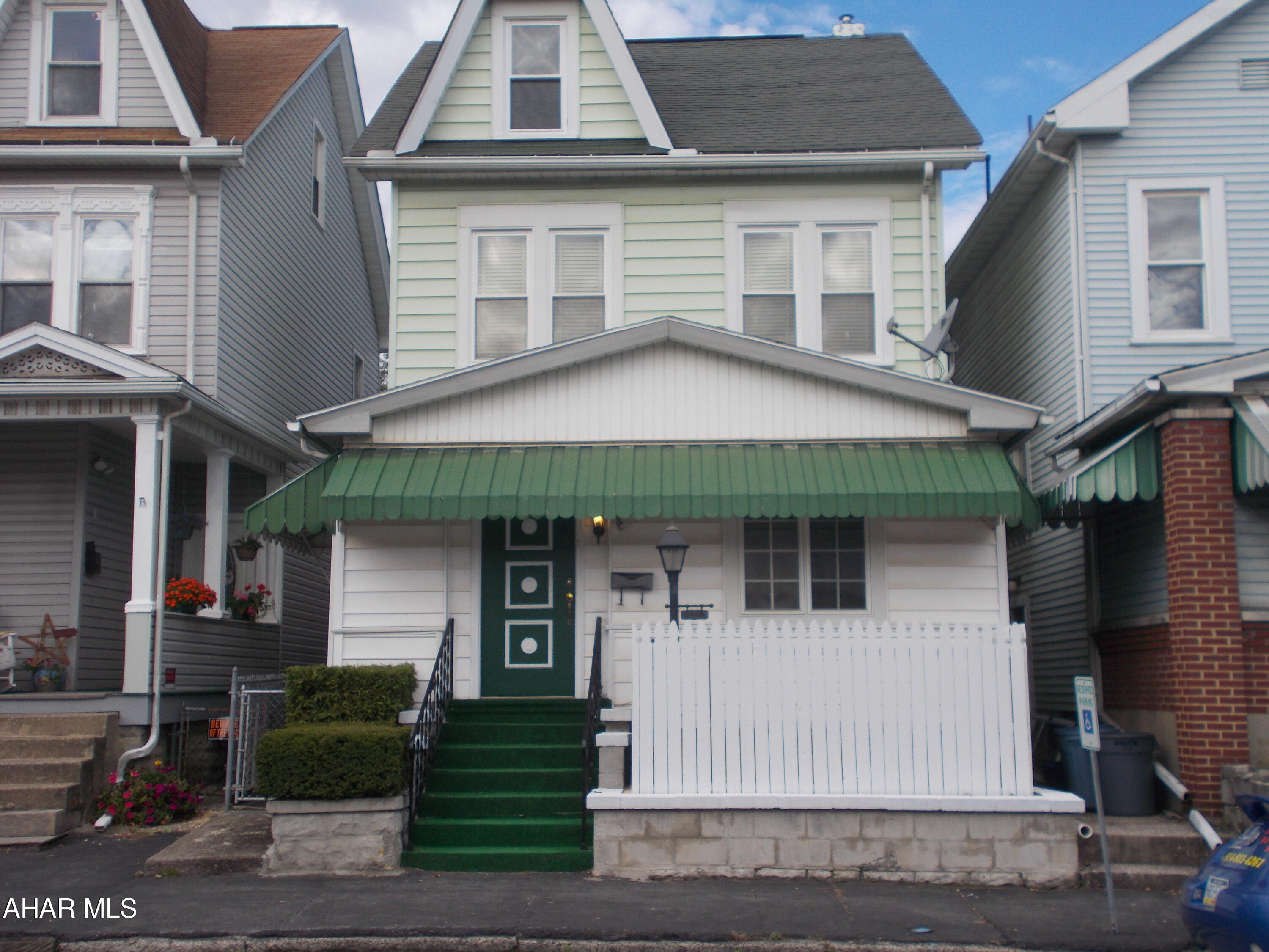 Great Location.  3 BR possible 4th BR on 3rd floor.  First floor laundry (appliances  included, , thermal windows, all   included, possible 4th BR on third floor.  
Be sure to check this one out!
