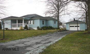 CUTE 1 STORY HOME W/ 3 BR, E IN KIT., LR, BATH, NICE BASEMENT, AC, GREAT CONDITION. "TAKE A LOOK" MOVE IN CONDITION, 3 BR, BATH, KITCHEN/APPLIANCE, 1 CAR GAR. DETACHED, VERY CLOSE TO SCHOOLS, LEVEL LOT.