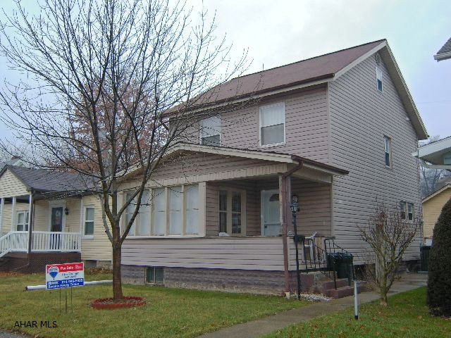 Well cared for 3 bedroom in Fairview. Hardwood in Dining Room. Updated Kitchen. Bonus room on 1st floor is great for office space. Central Air, Vinyl Fencing. One car garage and off street parking. Don't wait!