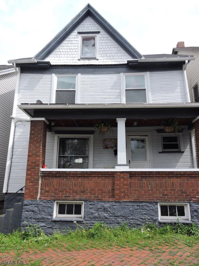 The recent makeover has given this home a bright and cheery feel and it's ready for you!  There is new laminate flooring and a freshly painted interior.  The first floor laundry is a step saver for sure!  No reason to rent when this home is so nice and affordable.