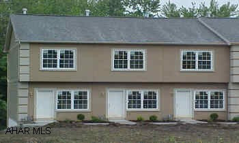 Hampton Court Townhouses New construction, oak kitchen, trex deck.  Homeowners association - convenient location.Homeowners Association Fee- $60.00 Includes- Security Lighting, Grass Cutting, Snow Removal, Garbage Removal