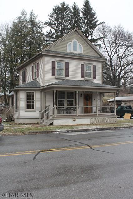 Gorgeous move in ready 2 and a half story home waiting for a new owner. This home has been totally remolded and is a must see. Home has 1st floor laundry a stunning kitchen with 2 family rooms on the first floor. Hardwood floors and so much more. Schedule your tour. Don't miss out.