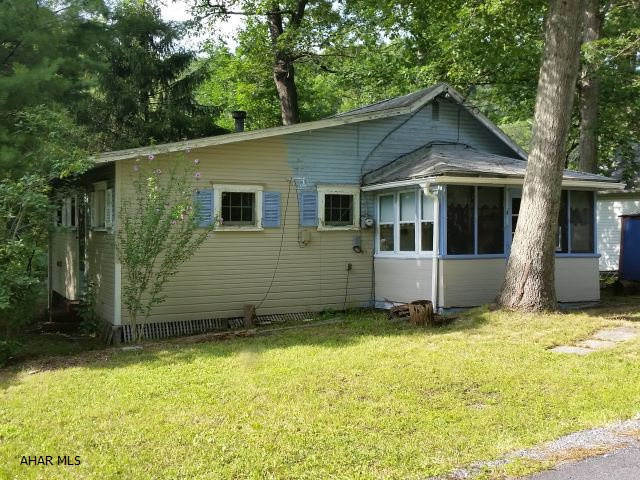 Great week-end get away! 2 Bedroom cabin with vaulted ceiling, enclosed porch with sliding doors overlooking the river. Heated with woodburner. (Old oil stove currently not functioning - needs oil tank). Take your canoe and have some fun! #J-299