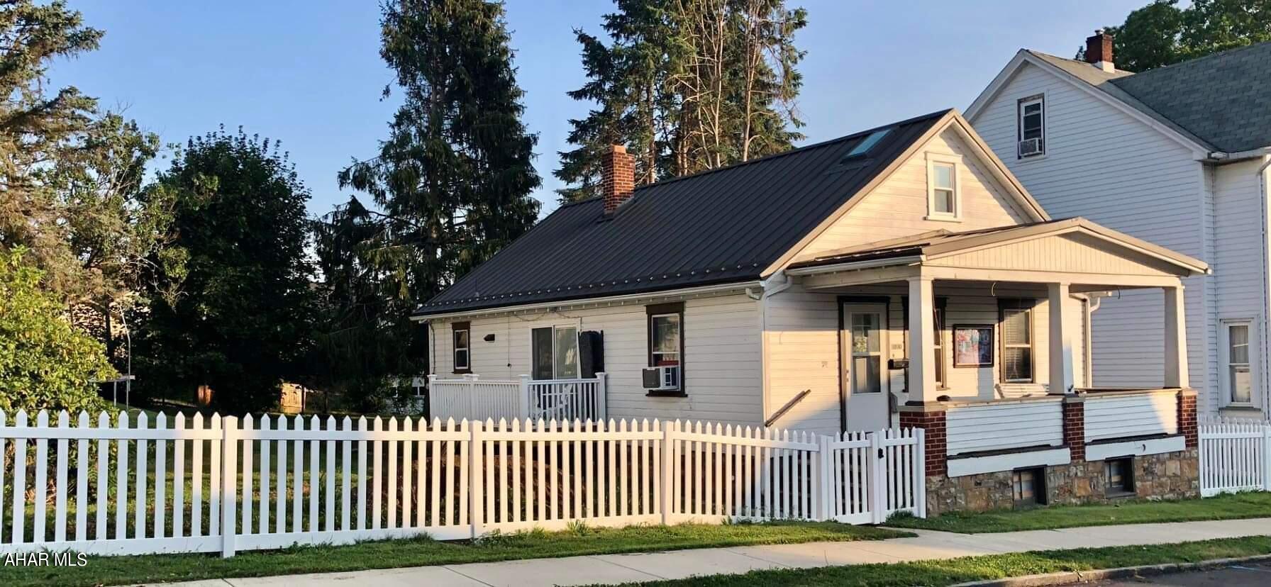 Charming 3 bedroom 2 bath 1.5 story home.  This home is situated on a large fenced in lot! Its move in ready!!! 
(Preapproved buyers only. Buyers to confirm square footage, lot size , and taxes)