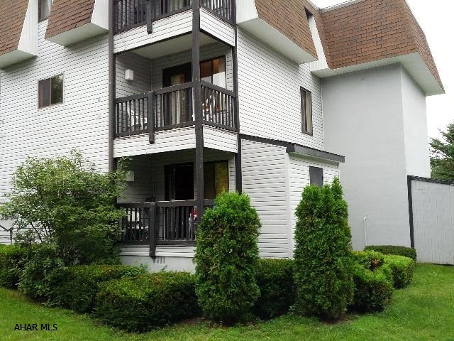 Immaculate condition, newer laminate flooring in Kit/Din Area/Living Room. Nice back deck overlooking hottub. Front overlooks tennis court & outdoor pool. This end unit has an extra side window for extra sunlight. (Amenities include: indoor & outdoor pools, hottub, tennis courts, exterior maintenance, snow plowing, trash removal, and satelite coverage. Fully furnished 2-nd floor unit with great views.  #J-284