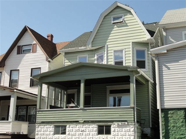 2 1/2 story, 3 bedroom, one bath.  Hardwood flooring.  Great starter home or investment property.  Off street parking.  Needs a little TLC to become a real charmer. Broker fee is 6% or $2000 whichever is greater.