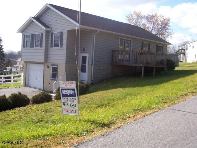 Great starter home, clean and neat.  Large family room, corner lot, large kitchen, C/A, and great views.