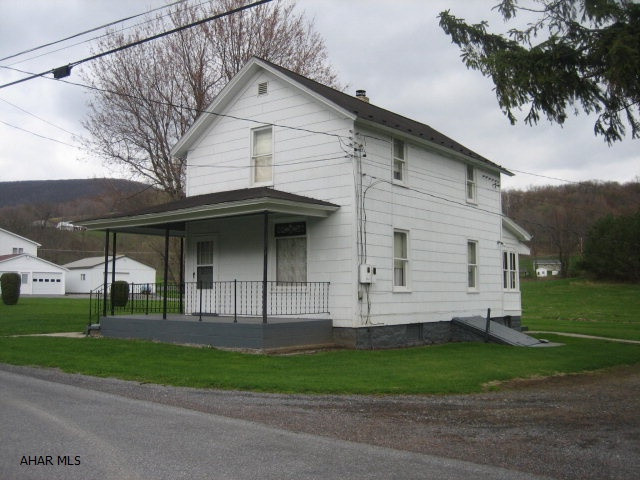 4.6 ACRES IN RURAL SETTING, INCLUDE BARN AND SEVERAL OUTBUILDINGSPROPERTY IS BEING SOLD AS IS / WHERE IS