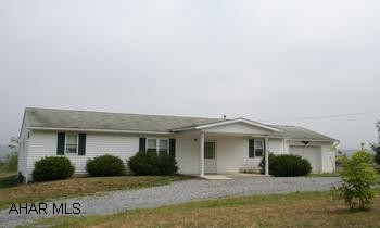 3BR/2 full bath Ranch home w/views of the mountains. 3BR/2 full bath Ranch home w/views of the mountains.Master suite has a bedroom, dressing room w/closet and bath. Open floor plan with kitchen dining area and large living room. Ceiling fans. Laundry room. Pleasant setting. Level entry w/no steps. Spacious yard. Home Warranty.