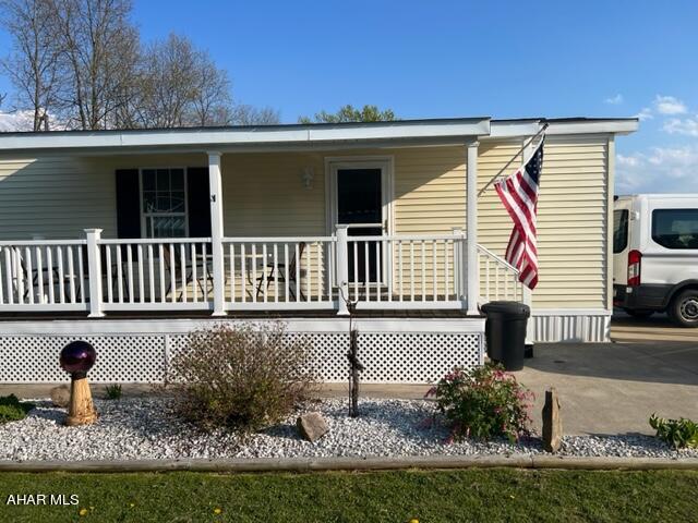 NICE, SINGLE WIDE TRAILER IN GREEN DOWN ACRES , WITH GREAT CURB APPEAL! ALL FURNITURE AND ALL APPLIANCES STAY INCLUDING BACK UP GENERATOR.  LOT RENT 
IS 577.75 INCLUDES WATER, SEWAGE, TRASH, 
INTERNET, CABLE AND SNOW REMOVAL OF MAIN ROAD. MOBILE PARK REQUIRES A BACKGROUND CHECK. OFFICE IS LOCATED
AT THE ENTRANCE OF PARK. SATURDAY SHOWIINGS AFTER 12 .