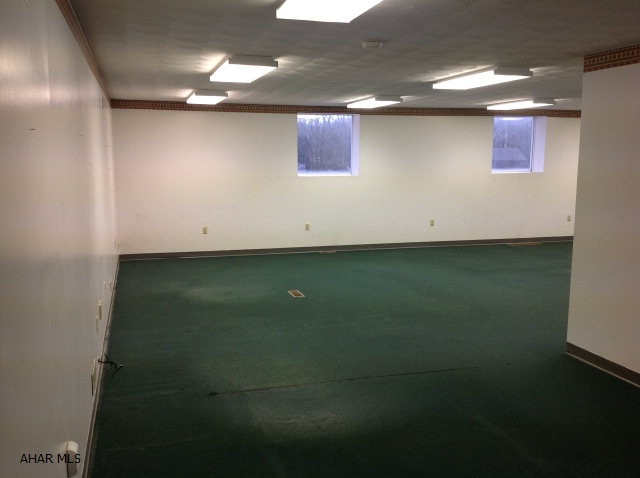 RENTAL SPACE!!!  1200 Sqft. Formally Phoenix Theraphy. High traffic area to locate your business. Lots of parking included along with garbage and snow removal.  Surroundings include, resturants, fruit market, Nursery, Goodwill, bank, Sears, tanning salon, car wash and other businesses.  Handicap Accessible bathroom and Central A/C.  Tenant pays $35 a month for water and pays there electric/AC.