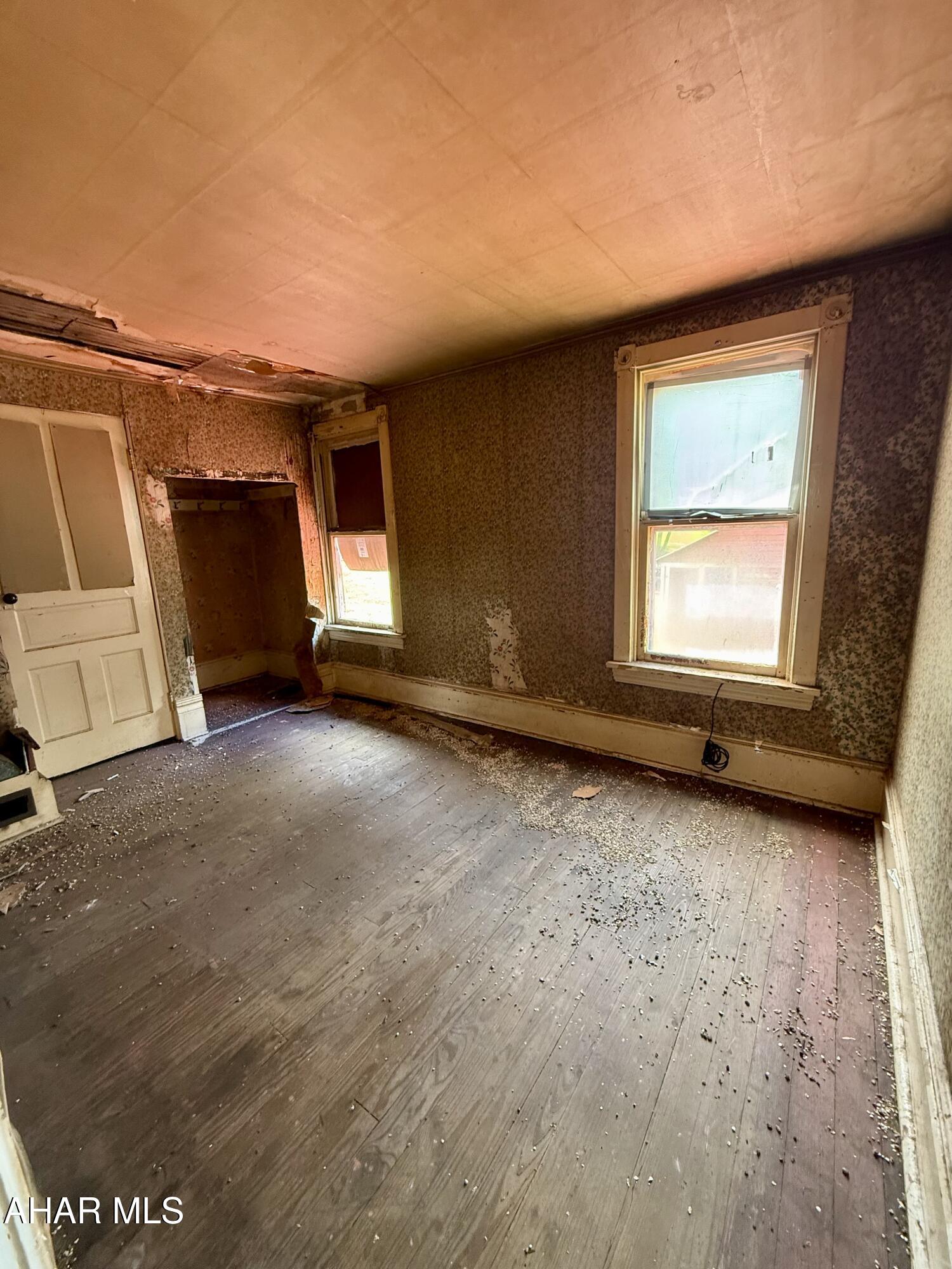 Juniata - Commercial Sale