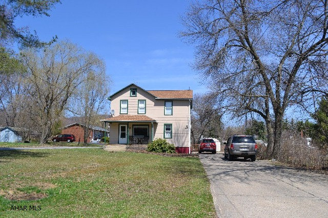 Great starter home with almost a half acre lot in Logan township.  Features three bedrooms, 1.5 baths, EIK, Dining room and living room.  Ebner School.