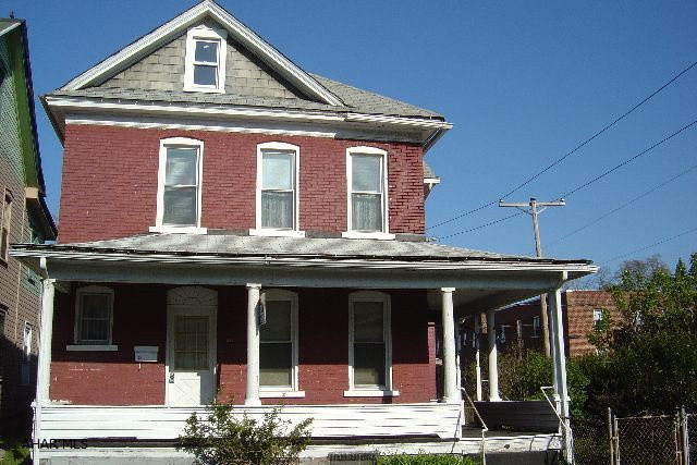 Move In Condition!  Logan Elementary School.  Public Bus Transportation.  Seller Will Assist With Closing Costs.