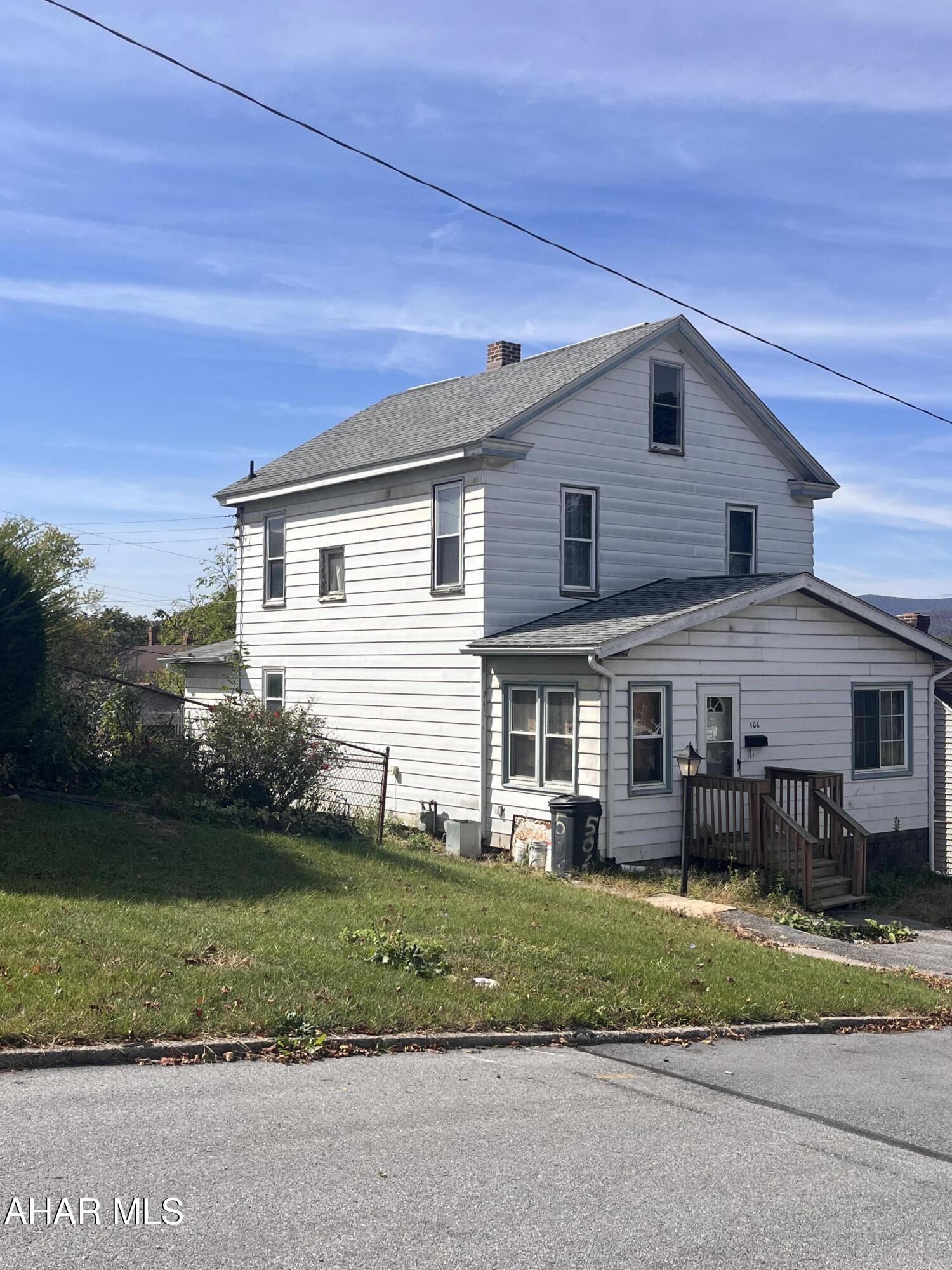 THIS IS A FIXER UPPER AND NEEDS 5-10 DAYS FOR RESPONSE. Selling ''AS IS''..