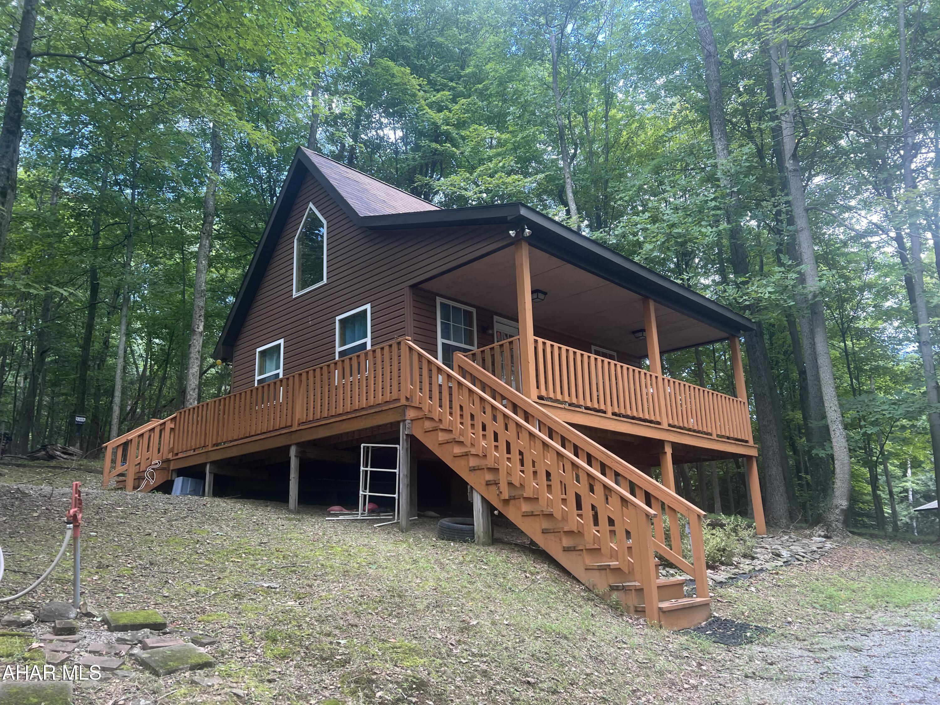 Relax in this beautiful cabin in Glendale Yearound. Double wooded lot , large decks to enjoy the outdoors.  2bedrooms, equipped kitchen, living room and 3/4 bath. 
 Shed. Well maintained waiting for your enjoyment!