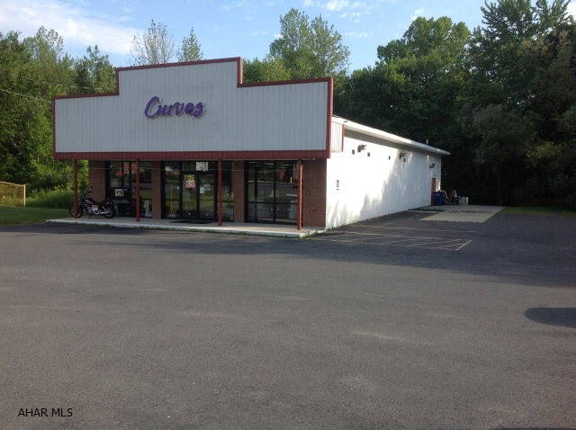DON'T MISS THIS GREAT LOCATION WITH HIGH TRAFFIC AREA.ALSO HAS A TENAT AT $1400.00 DOLLARS PER MONTH INCOME.OR TENNAT WILL VACATE IF NECESSARY.THIS IS A  LOCATION FOR ANY BUSINESS.