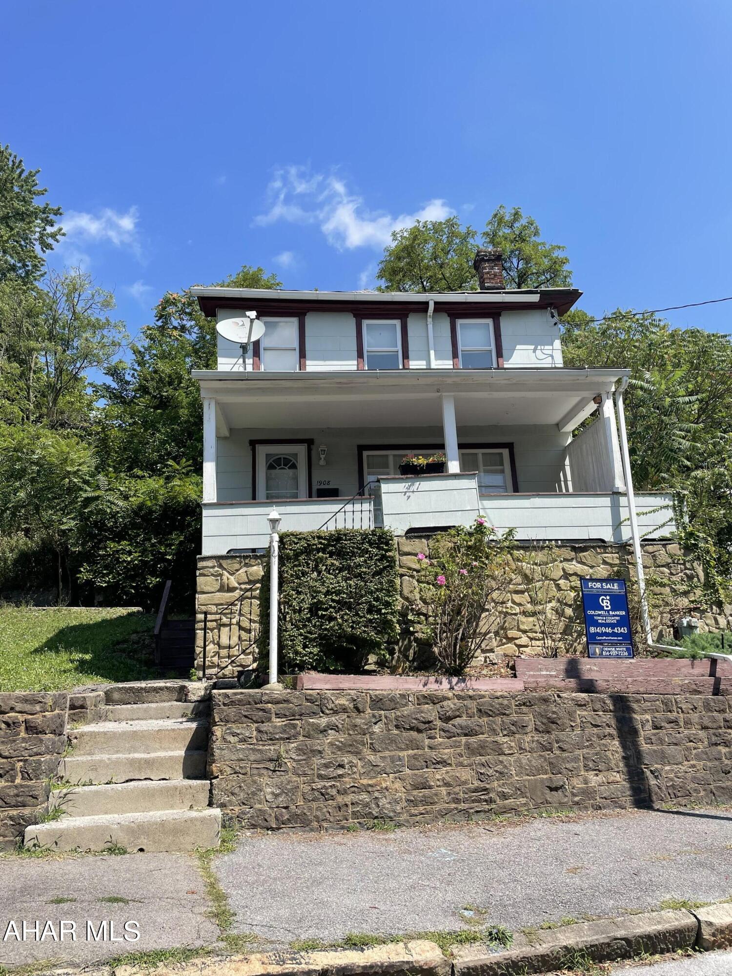 Cute 2 bedroom with hardwood floors. Eat-in Kitchen. Private yard.  Great starter or rental.