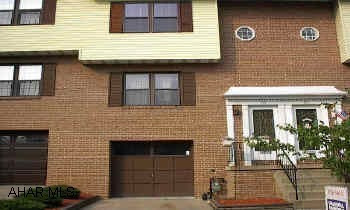 TOWNHOUSE IN THE HEART OF IT ALL! 2 BR, 1.5BA WITH INTEGRAL GARAGE.  CLOSE TO SCHOOLS.  NEW KITCHEN, CONVENIENT AND EFFICIENT LIVING IN ALTOONA.  NEAR SCHOOLS, HOSPITALS AND TRANSPORTATION.  NEW CARPTET AND PAINT PLUS ALL APPLIANCES IN UPDATED KITCHEN. W &D IN LAUNDRY.  CALL DARLA 934-4663 OR 696-1227.