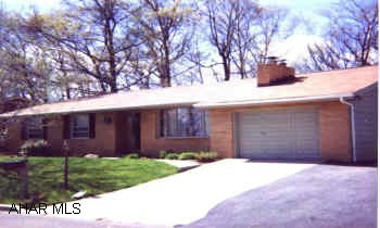 MOVE IN CONDITION. 4 BEDROOMS, 3 BATHS, HARDWOOD FLOORS. MOVE IN CONDITION. 4 BEDROOMS, 3 BATHS, HARDWOOD FLOORS.