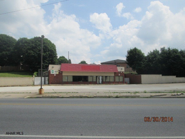 COMMERCIAL BUILDING -LOTS OF OPPORTUNITY AND ROAD FRONTAGEH.V.A.C.  LENNOX ROOF MOUNTED